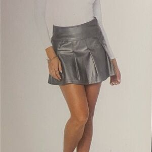 Celebrity Pink Women’s XL Pleated mini Skirt! New with tags! Silver! So cute!